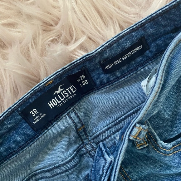 Hollister - Medium Wash Distressed Denim ‘High Rise Super Skinny’ Jeans - Picture 5 of 8